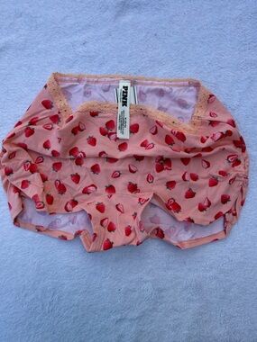 PINK Victoria's Secret Peach Strawberry Print Boyshorts